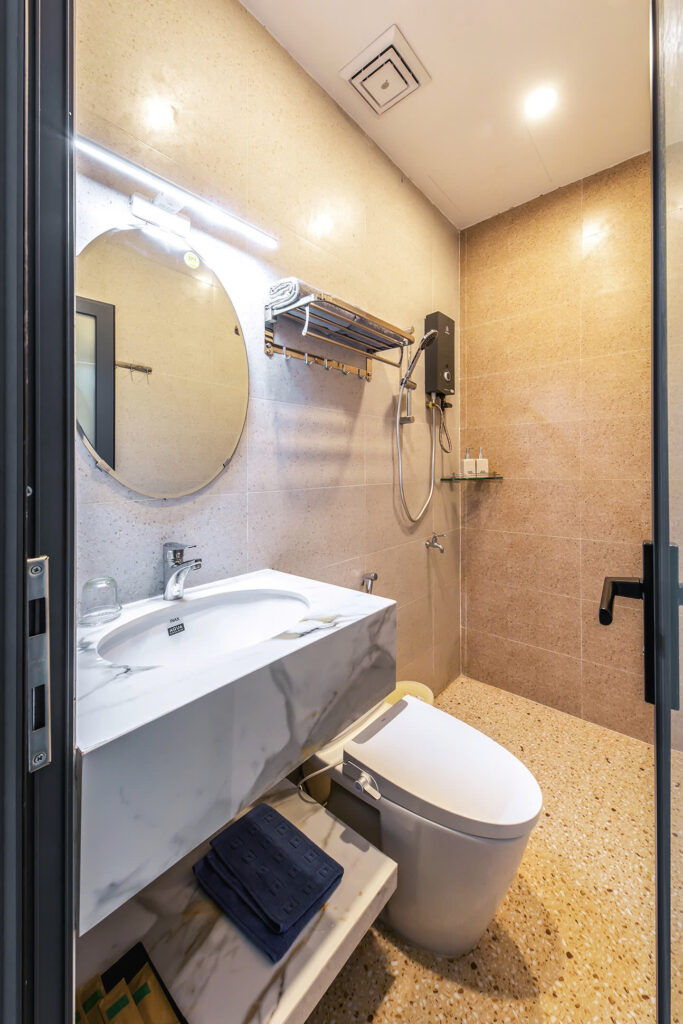 Executive Queen Studio, Large Window with City or Quiet Street View