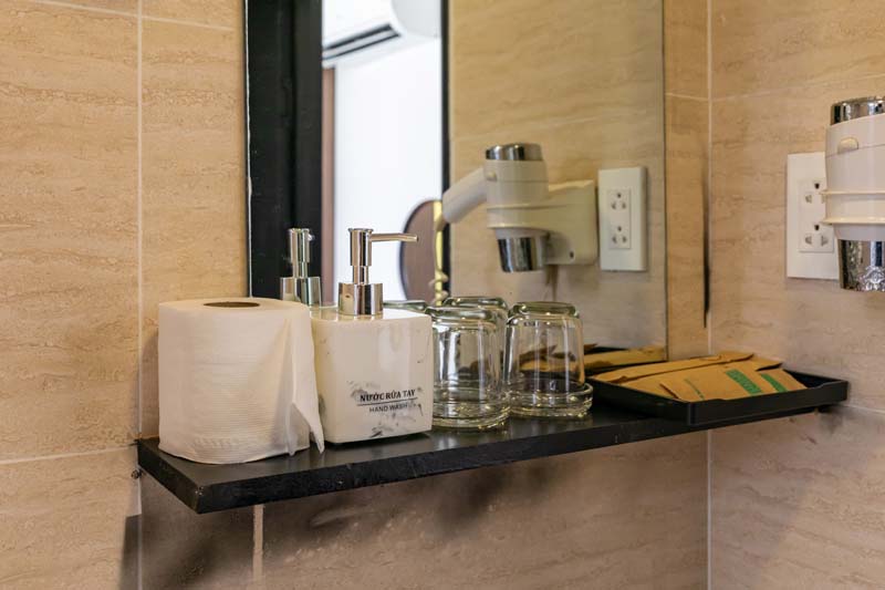 Phòng tắm kính hiện đại và sạch sẽ tại khách sạn công tác Quận 1 La Doma en Adagio