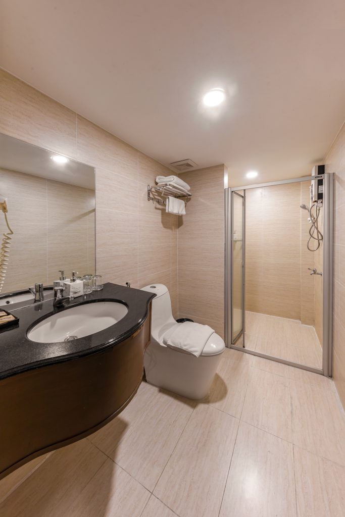 Phòng ngủ thiết kế hiện đại, ấm cúng tại khách sạn quận 1 thuộc Hệ thống La Doma Hotel