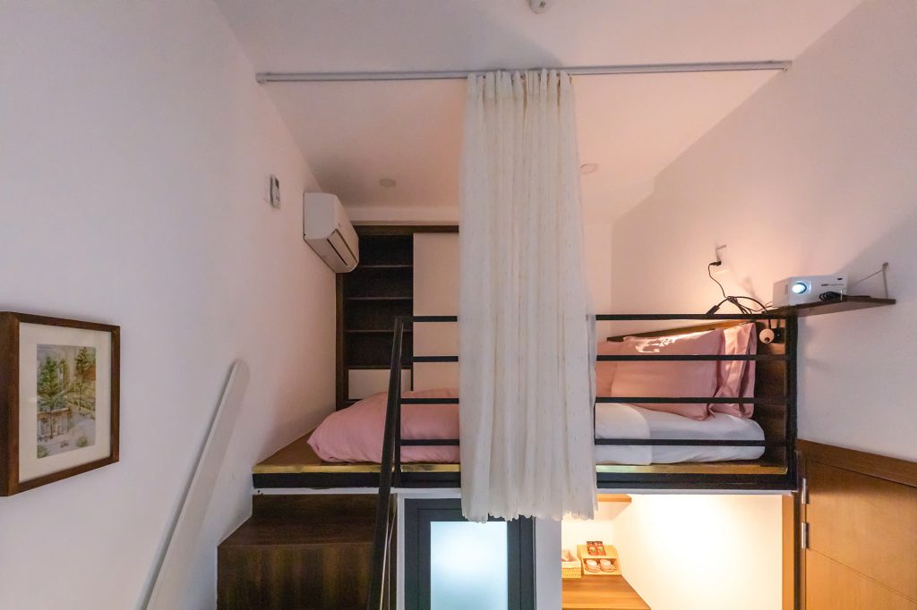 khách sạn yên tĩnh quận 3 - Phòng duplex gác lửng thoáng mát tại Lynn by La Doma Express