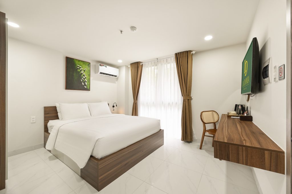 Khách sạn gần SECC có chỗ đậu xe hơi an toàn tại Soi by La Doma Express Quận 7
